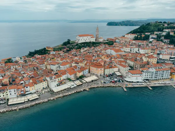 Piran Eski Şehir Hava Manzarası, Kızıl Çatı Eski Binalar, Slovenya