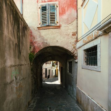 Slovenya 'nın Piran şehrinde Eski Binalarla Dar Sokak