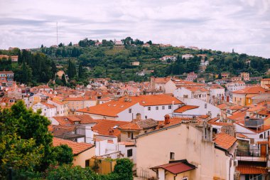 Slovenya 'nın Piran kentinde Kızıl Çatılı Antik Binalar