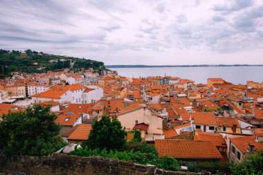 Slovenya 'nın Piran kentinde Kızıl Çatılı Antik Binalar