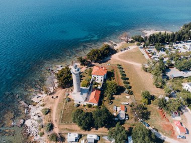 Savudrija 'daki deniz feneri, Hırvatistan' ın Istra kentinin hava manzaralı sahili