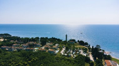 Savudrija 'daki deniz feneri, Hırvatistan' ın Istra kentinin hava manzaralı sahili