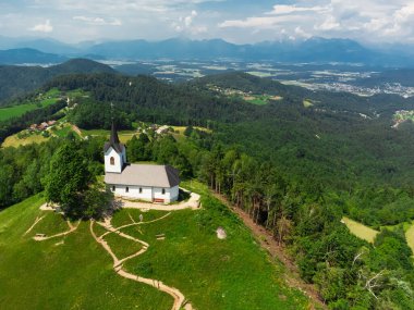 Tepesinde bir kilise olan Sveti Jakob Tepesi 'nin havadan görünüşü. Slovenya, Avrupa