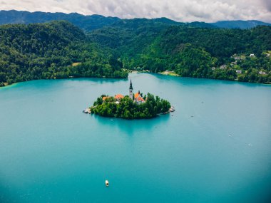 Slovenya 'nın bir adasında Maria' nın Varsayımı Kilisesi ile Alp Gölü Havadan Görünümü Bled, Blejsko Jezero