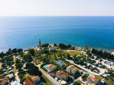 Savudrija 'daki deniz feneri, Hırvatistan' ın Istra kentinin hava manzaralı sahili