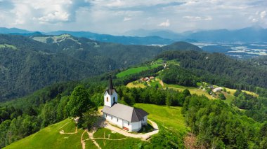 Tepesinde bir kilise olan Sveti Jakob Tepesi 'nin havadan görünüşü. Slovenya, Avrupa