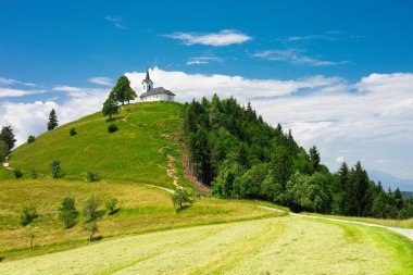 Sveti Jakob Hill 'in tepesinde bir kilise var. Slovenya, Avrupa