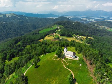 Tepesinde bir kilise olan Sveti Jakob Tepesi 'nin havadan görünüşü. Slovenya, Avrupa