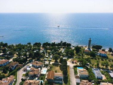 Savudrija 'daki deniz feneri, Hırvatistan' ın Istra kentinin hava manzaralı sahili
