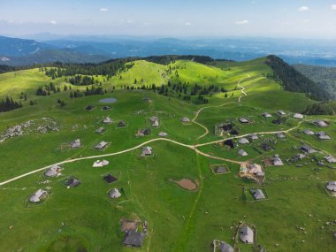 Velika Planina 'nın Yeşil Tepesi' ndeki Dağ Kulübelerinin Havadan Görünümü Büyük Çayırı, Alp Çayırı, Slovenya