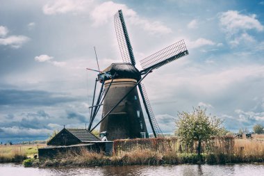Hollanda 'nın Kinderdijk, Hollanda' da Geleneksel Hollanda Yel Değirmeni ve Kırsal Arazi