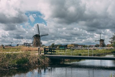 Hollanda Kinderdijk, Hollanda 'da Fırtına Bulutları Üzerinde Hollanda Yel Değirmenleri