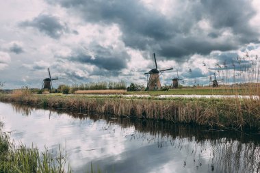 Hollanda Kinderdijk, Hollanda 'da Fırtına Bulutları Üzerinde Hollanda Yel Değirmenleri
