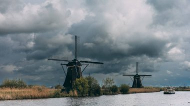 Hollanda Rüzgâr Değirmenleri Fırtına Bulutları, Hollanda Kinderdijk 'te Kanal' da Tekne