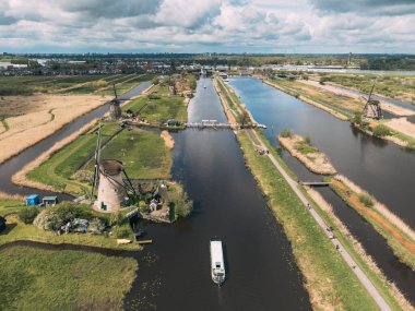 Hollanda, Kinderdijk Köyü 'ndeki Su Kanalındaki Yel Değirmenlerinin Hava Görüntüsü