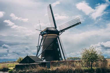 Hollanda 'nın Kinderdijk, Hollanda' da Geleneksel Hollanda Yel Değirmeni ve Kırsal Arazi