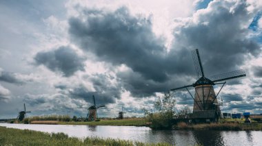 Hollanda Kinderdijk, Hollanda 'da Fırtına Bulutları Üzerinde Hollanda Yel Değirmenleri