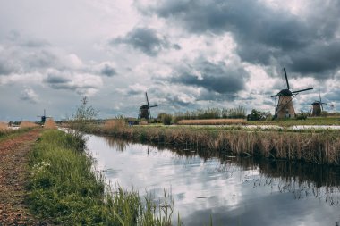 Hollanda Kinderdijk, Hollanda 'da Fırtına Bulutları Üzerinde Hollanda Yel Değirmenleri