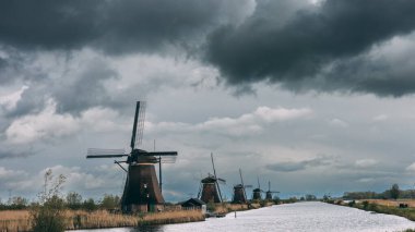 Hollanda Kinderdijk, Hollanda 'da Fırtına Bulutları Üzerinde Hollanda Yel Değirmenleri