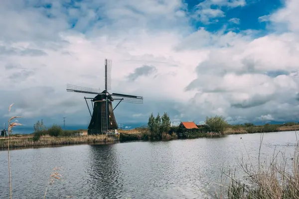 Hollanda 'nın Köy Kinderdijk kentinde Geleneksel Hollanda Yel Değirmeni