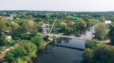 Yaya ve Bisiklet Köprüsü 'nün havadan görünüşü. Owinska, Polonya.