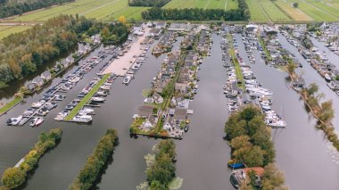 Adaları ve Kanalları olan Loosdrechtse Plassen Gölü 'ndeki Evlerin Havadan Görünümü. Scheendijk, Hollanda.