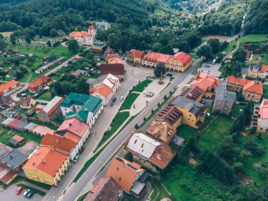 Avrupa Köyü 'nün, Evlerin ve Tepelerin Havadan Görünümü. Zacler, Çek Cumhuriyeti