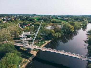 Yaya ve Bisiklet Köprüsü 'nün havadan görünüşü. Owinska, Polonya.