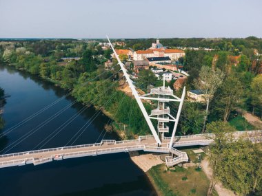 Yaya ve Bisiklet Köprüsü 'nün havadan görünüşü. Owinska, Polonya.