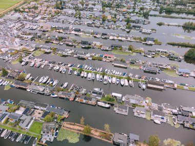 Adaları ve Kanalları olan Loosdrechtse Plassen Gölü 'ndeki Evlerin Havadan Görünümü. Scheendijk, Hollanda.