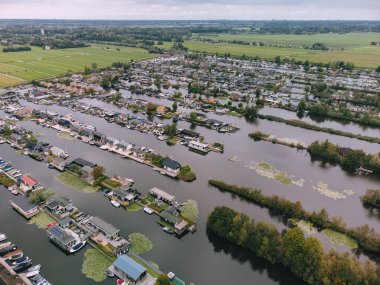 Adaları ve Kanalları olan Loosdrechtse Plassen Gölü 'ndeki Evlerin Havadan Görünümü. Scheendijk, Hollanda.