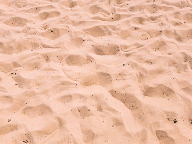 Deniz Kıyısının Sarı Kumu ve Ayak İzleri