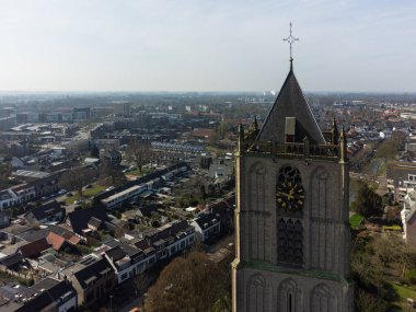 Hollanda, Tiel 'deki tarihi bir kilise kulesinin hava manzarası.