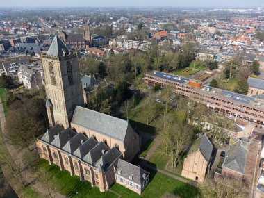Hollanda, Tiel 'deki tarihi bir kilise kulesinin hava manzarası.