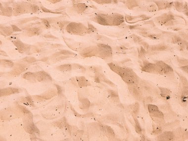 Deniz Kıyısının Sarı Kumu ve Ayak İzleri