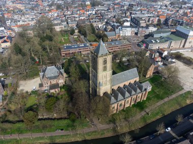 Hollanda, Tiel 'deki tarihi bir kilise kulesinin hava manzarası.