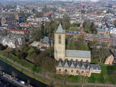 Hollanda, Tiel 'deki tarihi bir kilise kulesinin hava manzarası.