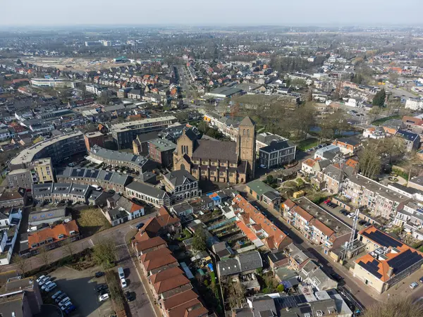 Hollanda, Tiel 'deki tarihi bir kilisenin hava manzarası.
