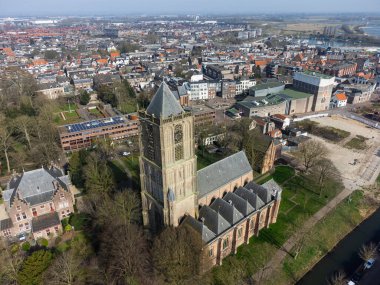 Hollanda, Tiel 'deki tarihi bir kilise kulesinin hava manzarası.