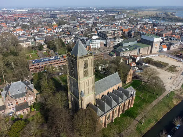 Hollanda, Tiel 'deki tarihi bir kilise kulesinin hava manzarası.
