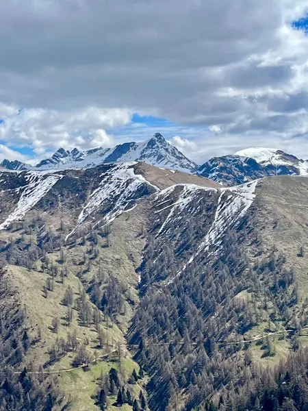 Kışın Alp dağlarının havadan görünüşü