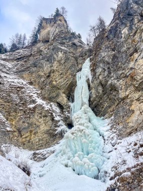 Karda güzel bir şelale.