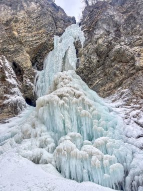 Karda güzel bir şelale.
