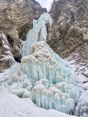 Karda güzel bir şelale.