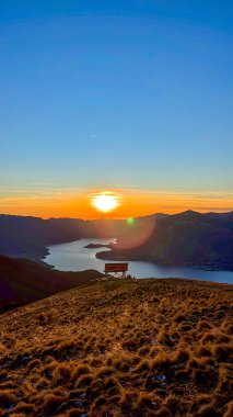 Dağların ardında güzel bir gün batımı
