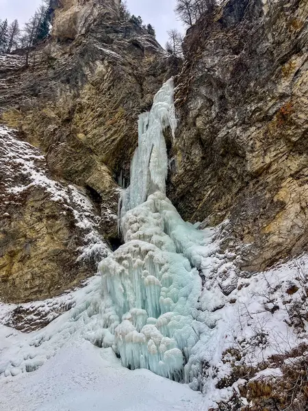 Karda güzel bir şelale.