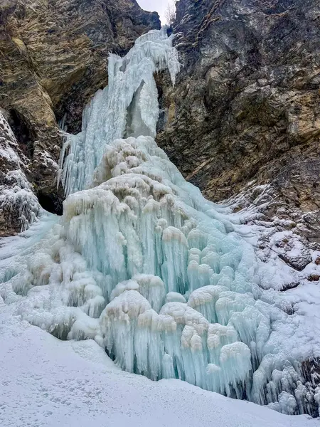 Karda güzel bir şelale.