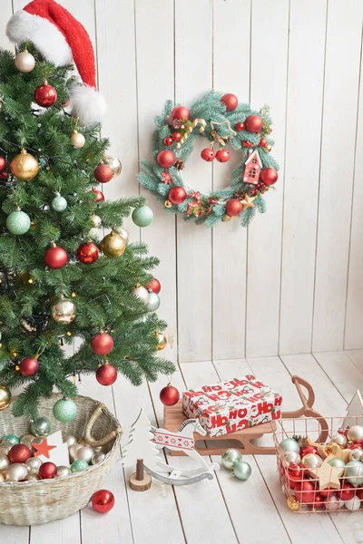 크리스마스와 크리스마스 트리와 장난감 산타의 집이야 휴일의 — 스톡 사진