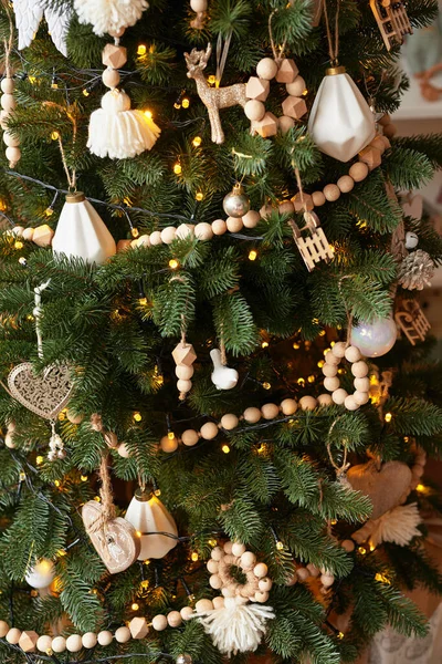 クリスマスと新年の装飾の背景 クリスマスツリーとおもちゃ サンタさんの家 休日のアパートインテリア — ストック写真