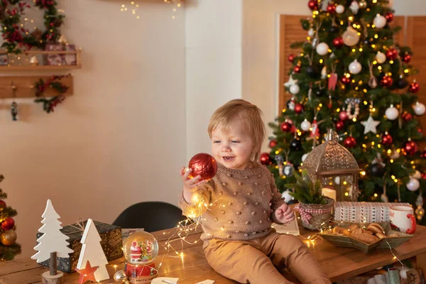 Γιε Βασίλη Χριστουγεννιάτικο Δέντρο Φόντο Καλή Χρονιά Παιδί Πλεκτό Κοστούμι Φωτογραφία Αρχείου